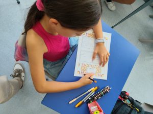 Aluna do 5.º ano a preencher a sua mala da identidade